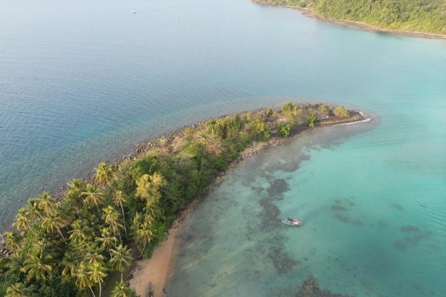 Ein beeindruckendes, farbenfrohes, hochauflösendes einer Inselzunge aus der Luft gemacht mit einer Drohne unter 250 Gramm.